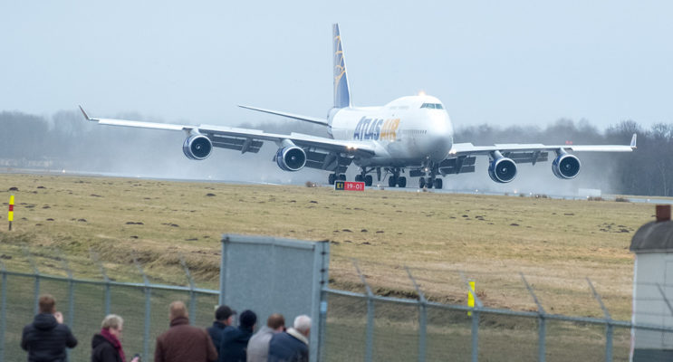 Boeing 747 landt op vliegveld Eelde