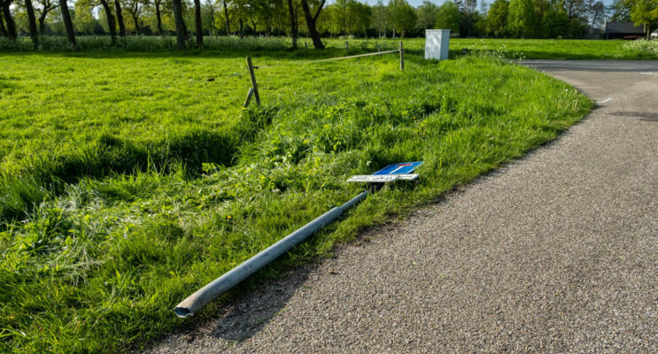 afgebroken verkeerspaal