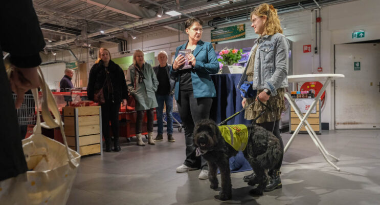 Sietske Bakker presenteert haar verhaal na jaren GGZ in boek; ASSistentiehond
