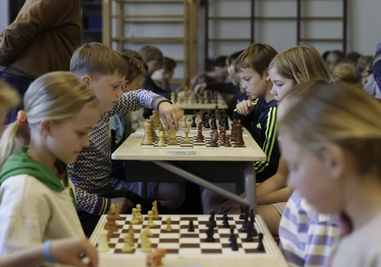 Ruim zestig Peizer schoolkinderen strijden om schoolschaakkampioenschap