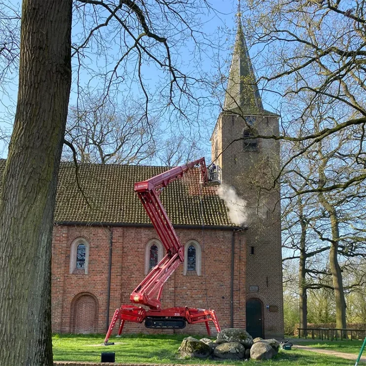 Kerkdak weer schoon en fris