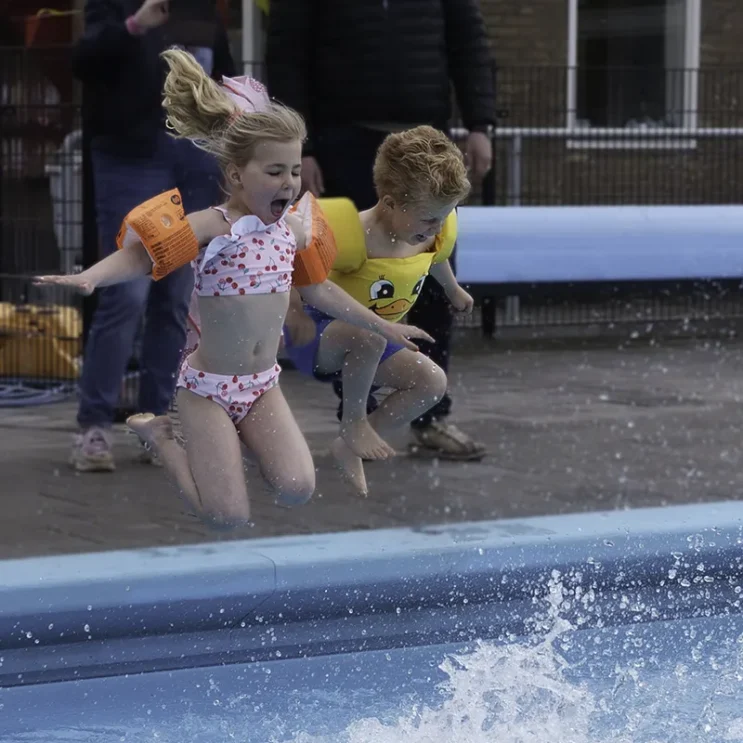 Lieke en Guus springen een nieuw seizoen Zomerbad tegemoet