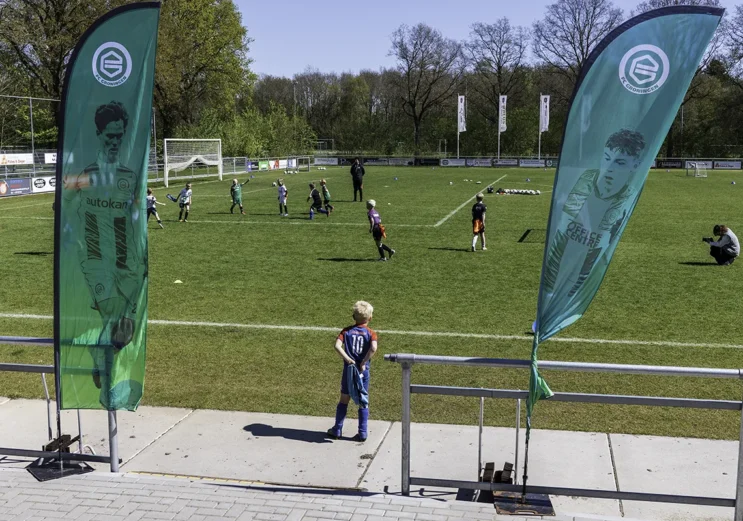 Jeugdige voetballers trainen als een prof