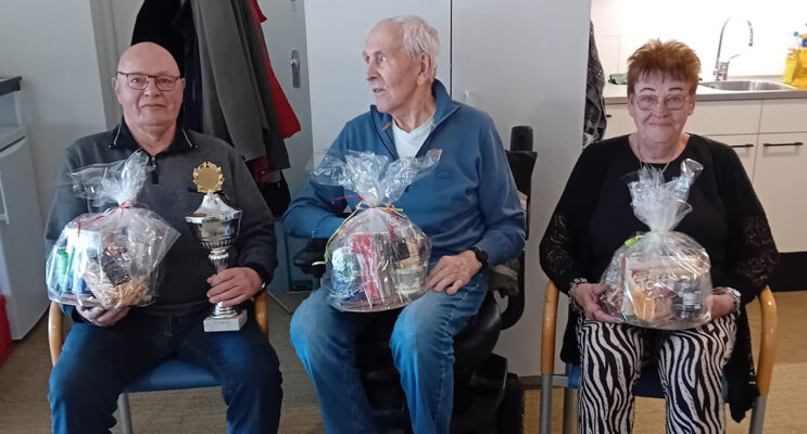 Winnaars kaarten krijgen prijzen uitgereikt
