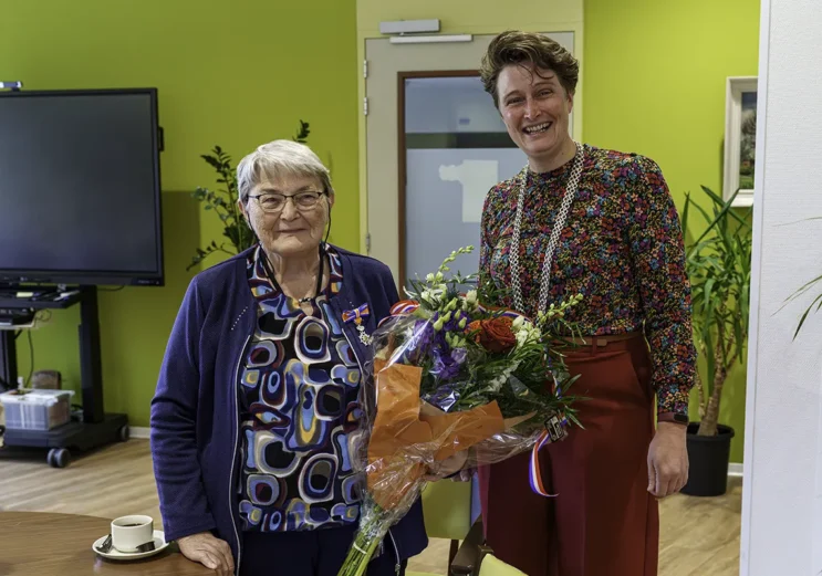 Geesje Vijfschaft-Koops verrast met een Koninklijke onderscheiding