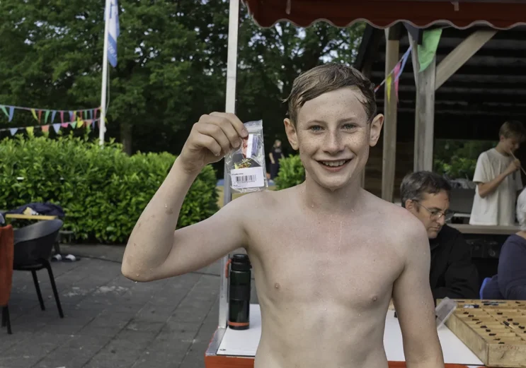 Yes, in the pocket, medaille nummer 4 is ook binnen