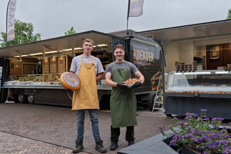 Kevin en Tijmen geven markt in Peize nieuw impuls